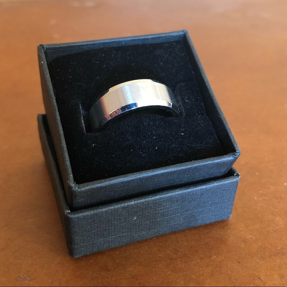 Avon Men’s Brushed Stainless Steel Ring Band Size 10